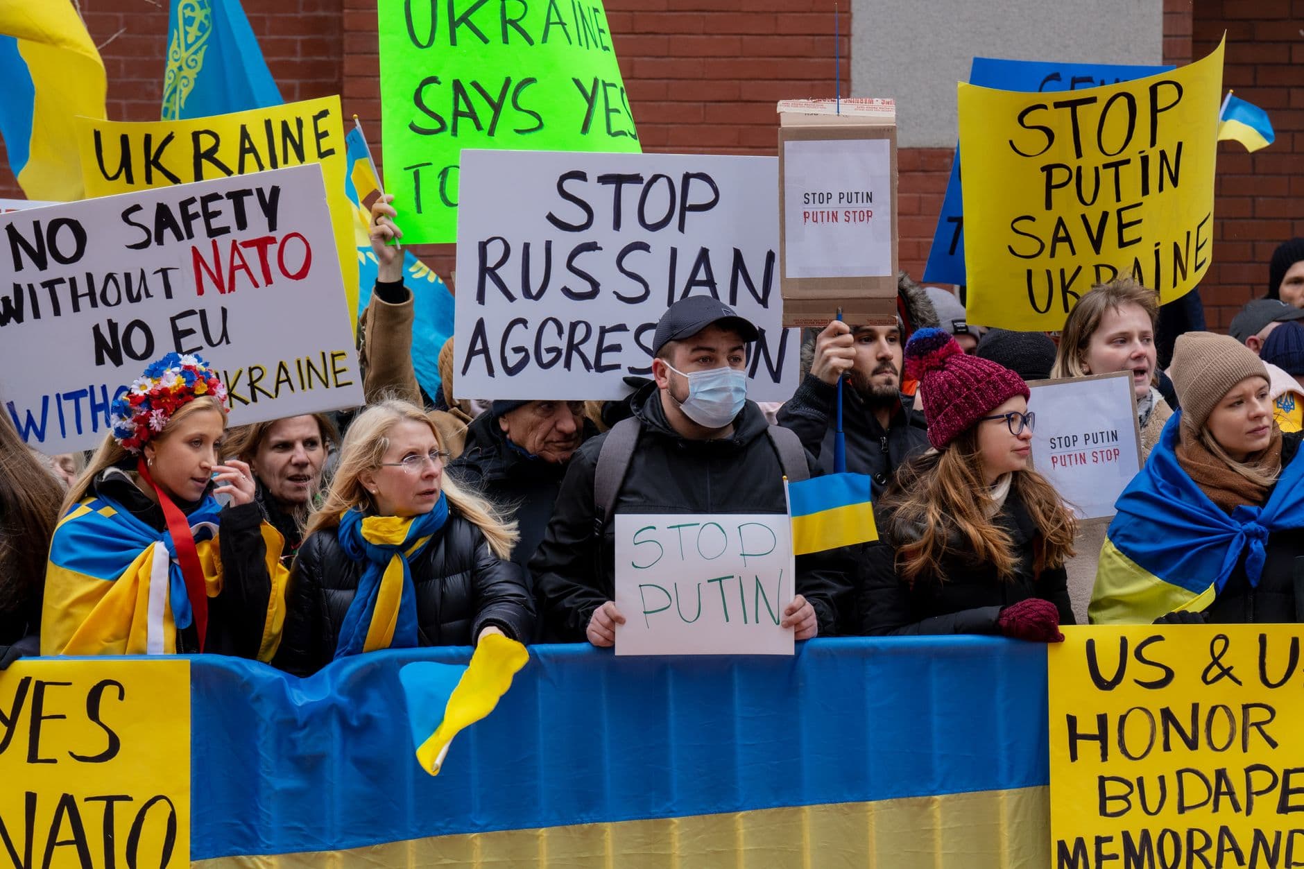 Russian strikes on Ukraine kill three as Zelenskyy in US for UN summit